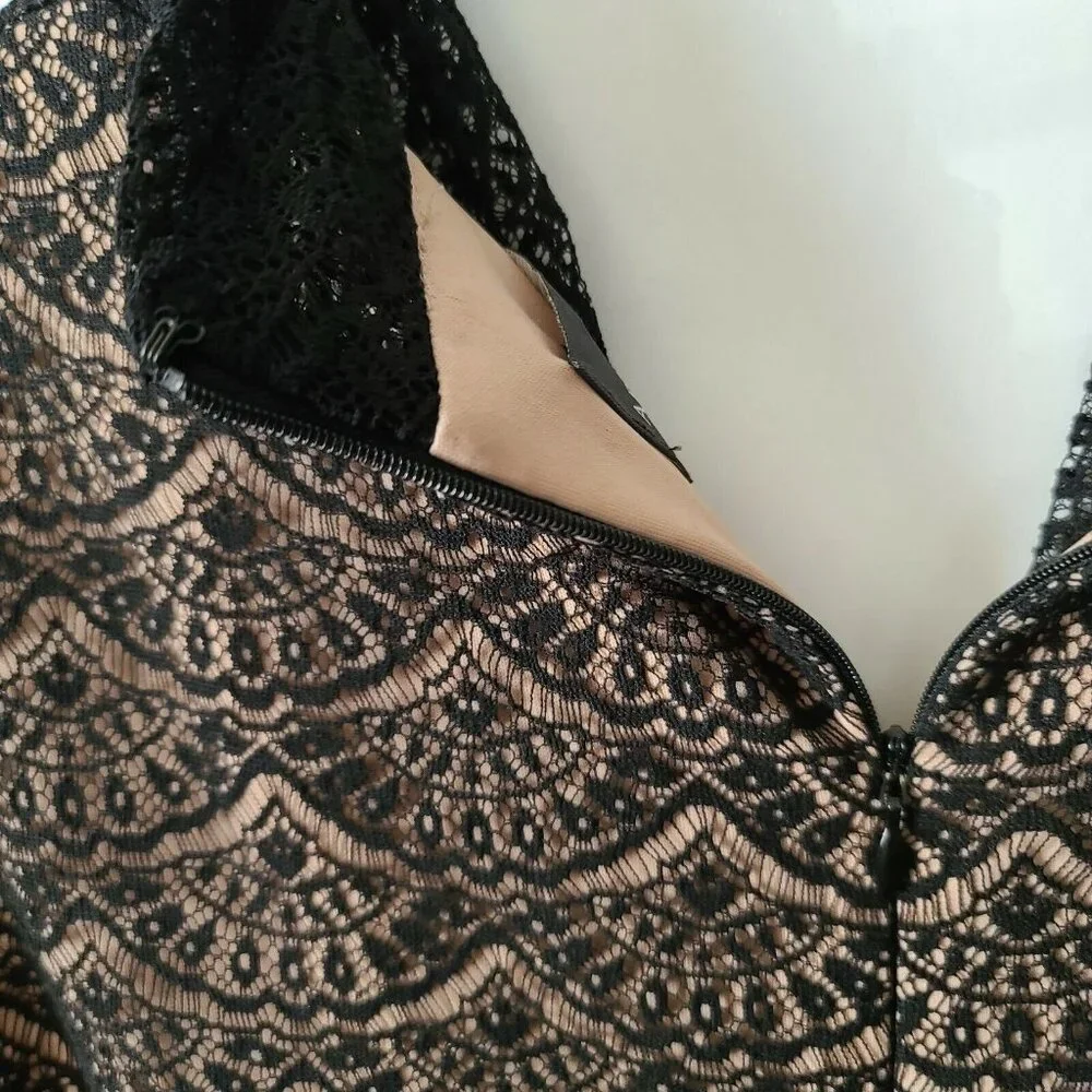 Adrianna Papell Lace Cocktail Dress Black Sz 8 Shutter Pleating Fitted V Neck - Picture 7 of 9
